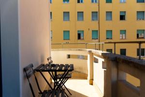 罗马迪罗马瑞丽酒店的阳台配有桌子和大楼