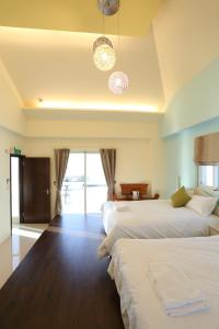 新城太鲁阁海湾民宿的酒店客房设有两张床和大窗户。