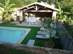 Celles-sur-BelleLe Logis de Miserè的后院设有游泳池、椅子和房屋