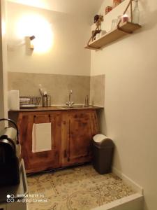 Mézières-sur-Seinelogement Mezzanine salon indépendant的一间带水槽和垃圾桶的浴室