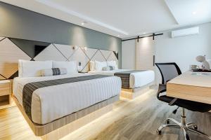 墨西哥城Kali Centro Mexico City的酒店客房配有两张床和一张书桌