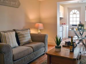 霍尔特Sweet Pea Cottage- 28322的客厅配有沙发和桌子