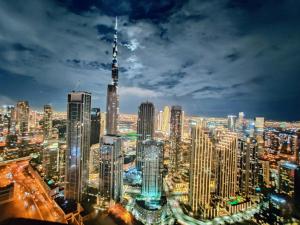 迪拜Paramount Hotel Midtown Flat with Burj Khalifa View的享有大城市的夜景