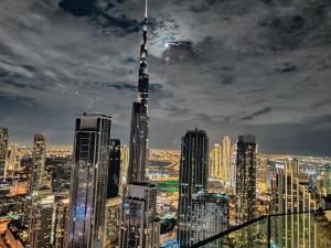 迪拜Paramount Hotel Midtown Flat with Burj Khalifa View的享有城市天际线美景,拥有最高的建筑