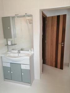 圣布拉什迪阿尔波特尔Casa Mimosa的一间带水槽、镜子和门的浴室