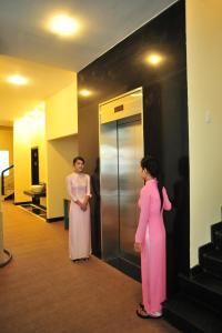 顺化泰天好友来酒店的站在电梯里的男人和女人