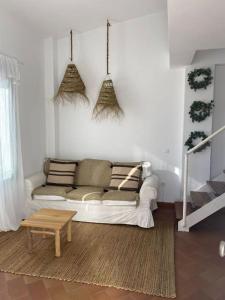 厄尔-汝姆披多Apartamento en primera línea de playa的客厅配有白色的沙发和桌子