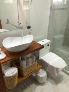 萨尔瓦多TURISHOUSE SUITES的一间带水槽和淋浴的浴室