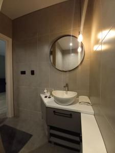 Гостьовий дім Best time to rest的浴室设有水槽和墙上的镜子