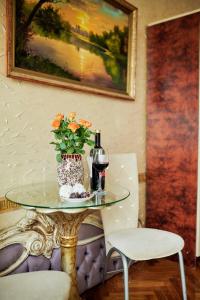 基希讷乌ezio的一张桌子,上面放着花瓶和一瓶葡萄酒