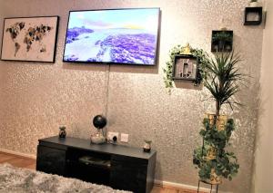 LexdenLuxury Apartment Close to Town Centre的客厅设有壁挂式平面电视。