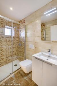 埃武拉Almoura Ladeira的一间带水槽、卫生间和淋浴的浴室