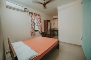 尼禄Casa de Fernandes的一间小卧室,配有一张带橙色床垫的床