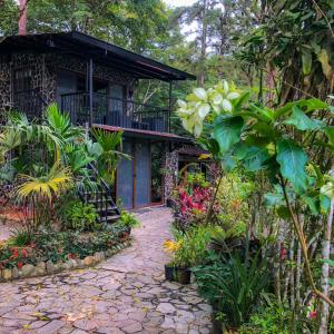 塞罗阿苏尔Cabañas Lago Cerro Azul - Lake of Panama的鲜花屋前的花园