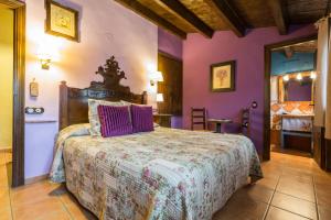 La CubaHotel el Cantón Rural的一间卧室配有一张紫色墙壁的床