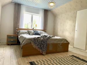 奥斯卡港Lilla Hule - på landet nära sjö的一间带床的卧室,位于带窗户的房间内