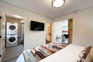 白鱼镇BRAND New Upscale Home- BEST location!的一间卧室配有一张床和一台洗衣机
