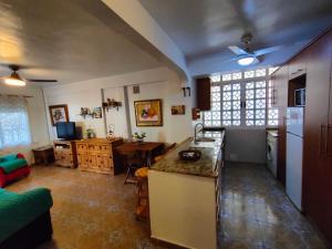 瓜尔达马尔·德尔·塞古拉Apartamento Maite的厨房以及带台面的起居室。