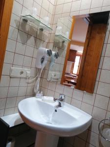 瓦伦西亚德奥尼拉博耐瓜公寓的浴室设有白色水槽和镜子