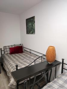 瓦伦西亚Lille en Provence的客房设有一张床和一张沙发桌子