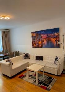 维也纳Apartment Wien Mitte的客厅配有白色的沙发和桌子