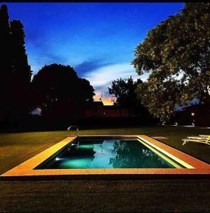 索马坎帕尼亚Brick house的庭院中间的小游泳池