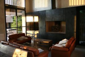 索马坎帕尼亚Brick house的客厅配有真皮沙发和桌子