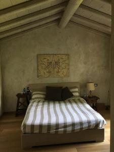 索马坎帕尼亚Brick house的一间卧室配有带条纹被子的床
