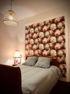 圣迪耶Petit prince chambre à louer的卧室设有粉红色玫瑰墙