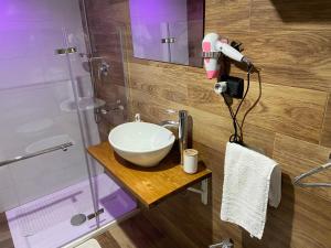 巴列塔Maison Damas的浴室配有白色水槽和淋浴。