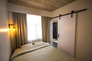 德哈恩Ruim, lichtrijk appartement met terras in centrum的一间小卧室,配有床和窗户