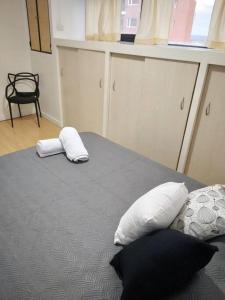 内乌肯Ubicación ideal en Ciudad de Neuquén.的一间卧室配有一张带两个枕头的床