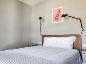 科尔武河畔米兰达Quinta Dona Iria的一间卧室配有一张带白色床单和一盏灯的床。