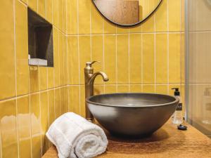 科尔武河畔米兰达Quinta Dona Iria的一间带碗水槽和镜子的浴室