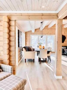 赫尔甘屯Large and luxurious family cabin in Myrkdalen的一间带桌子的客厅和一间餐厅