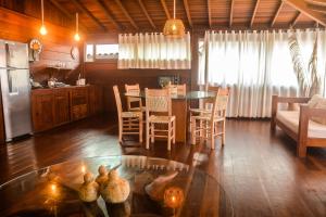 莫罗圣保罗Local Brasil House的厨房以及带桌椅的起居室。
