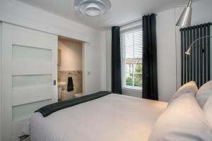 KentTrinity Square, Margate的卧室设有一张白色大床和一扇窗户。