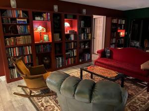 坦帕Phantom History House Castle Room的客厅配有沙发、椅子和书架