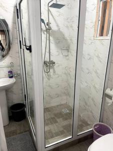 拉各斯Beautiful 2Br Apt in Ogba, Ikeja, Lagos的浴室里设有玻璃门淋浴