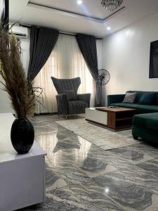拉各斯Beautiful 2Br Apt in Ogba, Ikeja, Lagos的客厅配有沙发和桌子