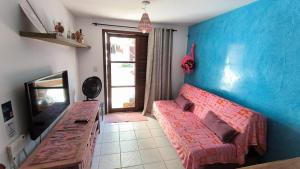 皮帕Apt Recanto dos Golfinhos-Centro de Pipa的客厅设有红色的沙发和蓝色的墙壁
