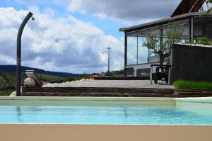 弗雷舒德埃什帕达阿辛塔Casa de Alpajares - Guest House & Spa的房屋前的游泳池