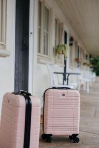 林肯港Shaen Street Motel的门廊上两件粉红色行李