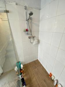 悉尼Coco’s Abode的地板上配有带瓶子的淋浴的浴室