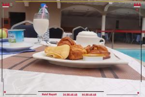 努瓦克肖特Hotel Hayatt的桌上放着一盘羊角面包和面包