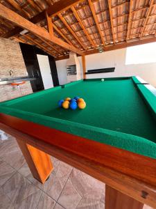 阿拉亚尔-杜卡布Águas Rasas - Flats的一张台球桌,上面有球