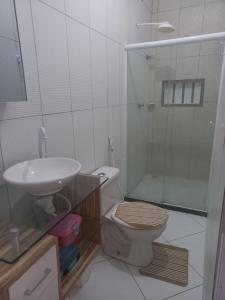 盖比姆Casa Familiar - Guaibim的浴室配有卫生间、盥洗盆和淋浴。