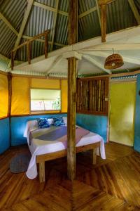 Marigot罗茨丛林仙境酒店的一间卧室,配有两张床