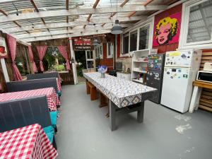 巴拉斯港La Guapa Hostel的一间带桌子和冰箱的用餐室