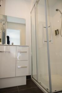 Tullah塔拉湖畔旅舍的一间带玻璃淋浴和水槽的浴室